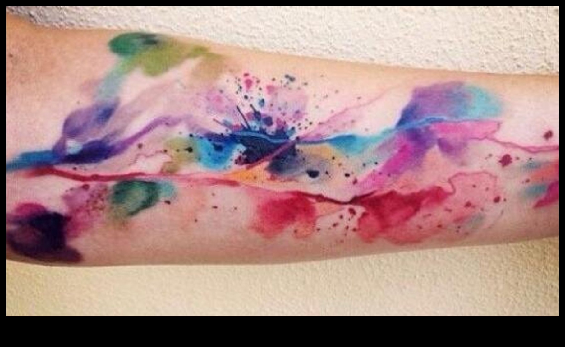 Stila spožums: akvareļu tetovējumi unikālam izskatam