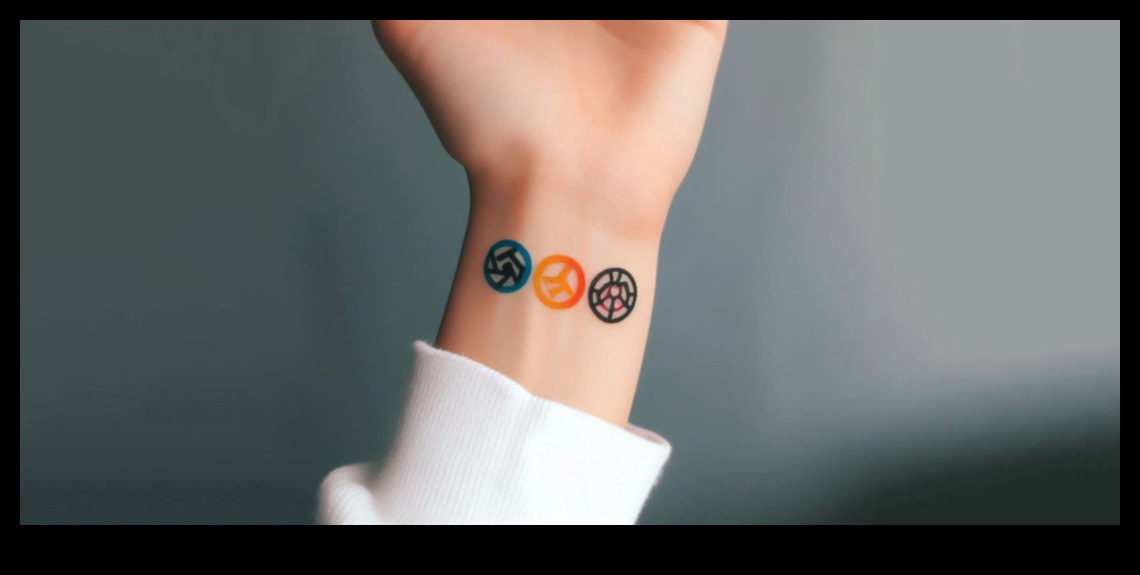 Čukstoši tintes plaukstas tetovējumi, kas stāsta jūsu stāstu 4 Whispering Ink: personīgi stāsti, kas veidoti valdzinošos plaukstu locītavas tetovējumos