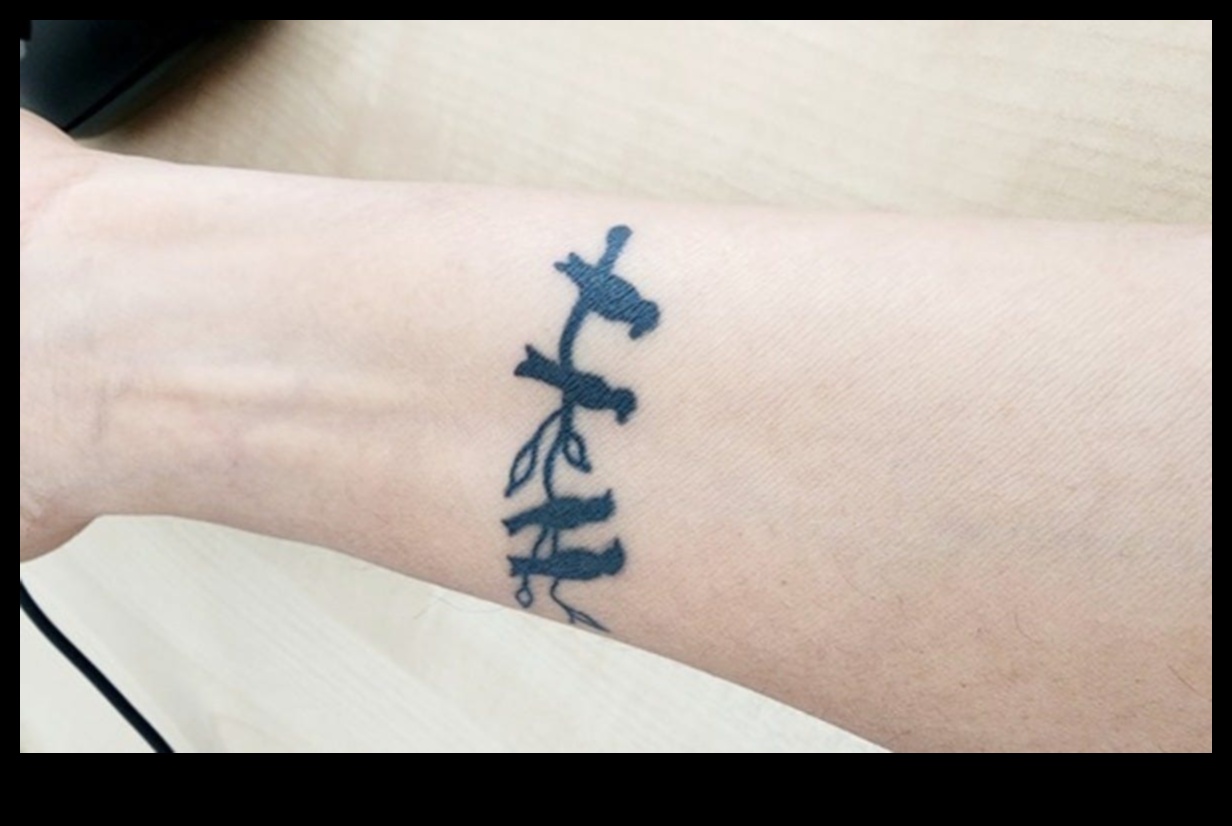 Čukstoši tintes plaukstas tetovējumi, kas stāsta jūsu stāstu 2 Whispering Ink: personīgi stāsti, kas veidoti valdzinošos plaukstu locītavas tetovējumos