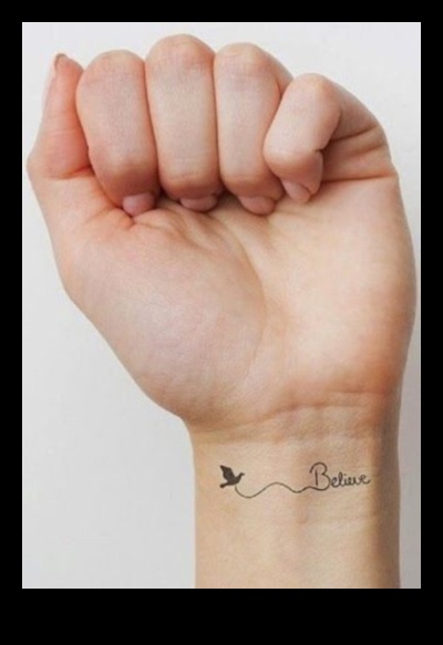 Tintes iespaidi: mazi tetovējumi plaukstas locītavā ar lielām nozīmēm