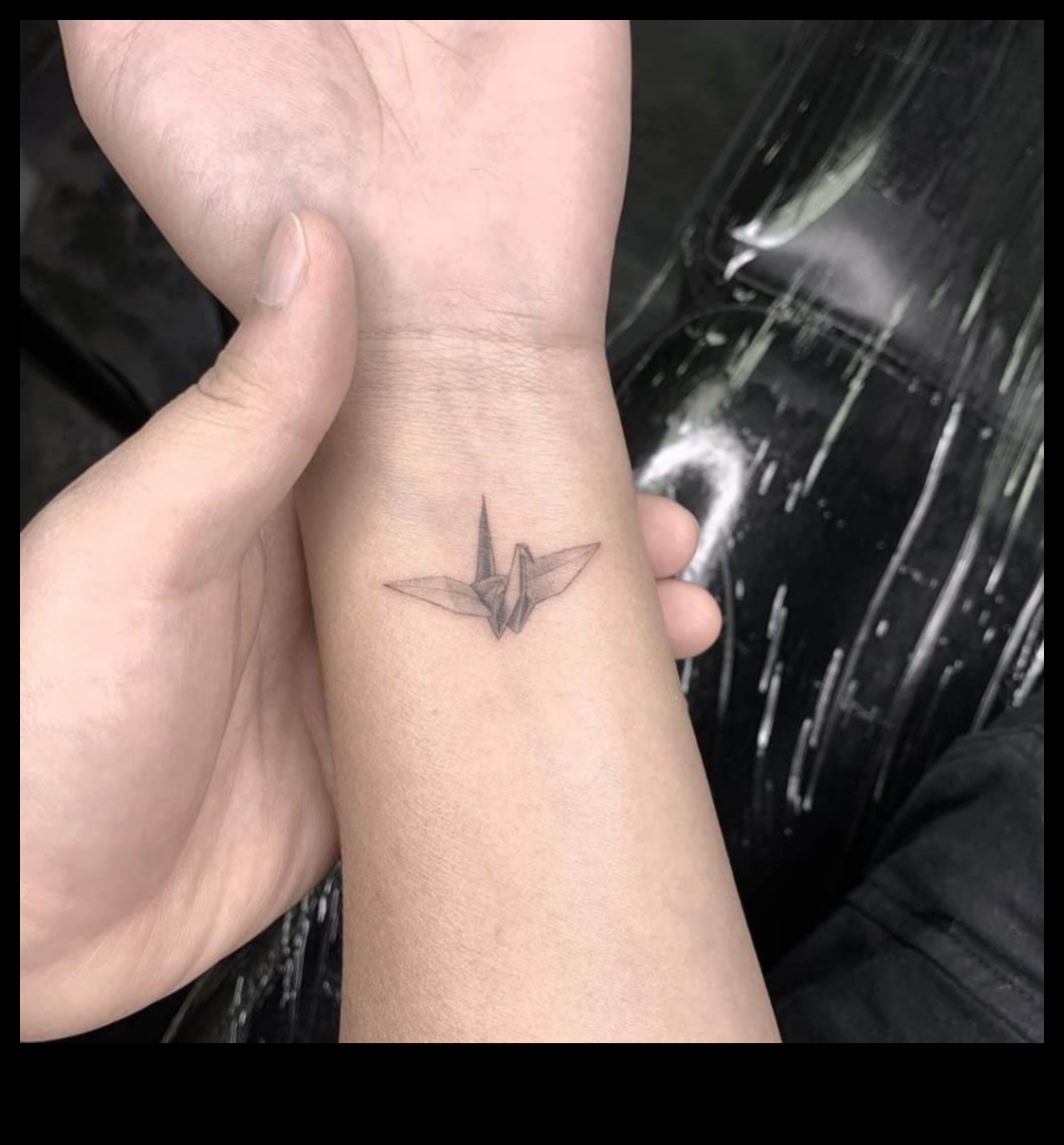 Tintes iespaidi: mazi tetovējumi plaukstas locītavā ar lielām nozīmēm