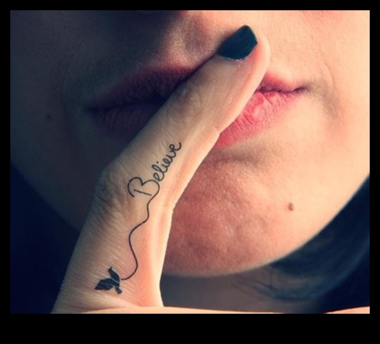 Tintes iespaidi: mazi tetovējumi plaukstas locītavā ar lielām nozīmēm