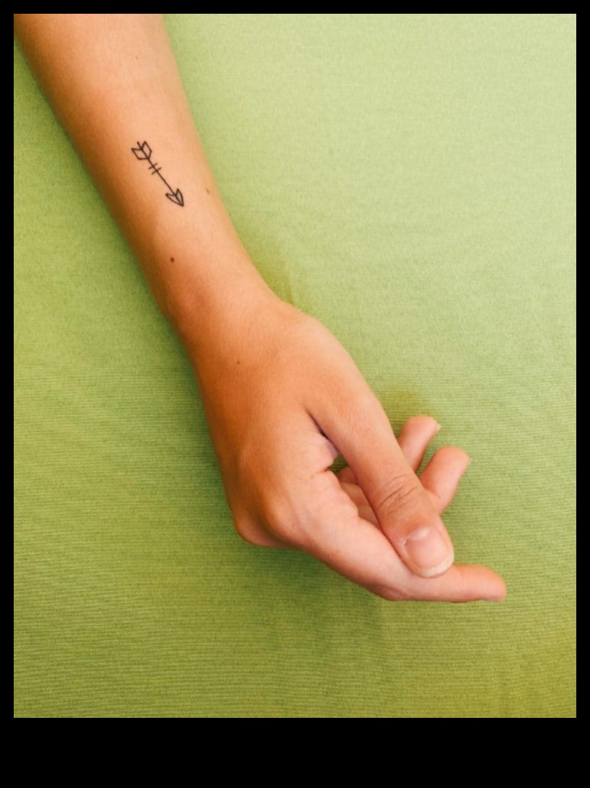 Tintes iespaidi: mazi tetovējumi plaukstas locītavā ar lielām nozīmēm