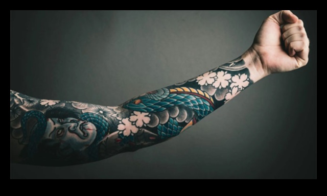 Nozīmīgas zīmes Cilvēciskās pieredzes hronikas, tetovētas ar tinti 2 Nozīmīgas zīmes: hronikas, kas veidotas ar simbolisku tinti