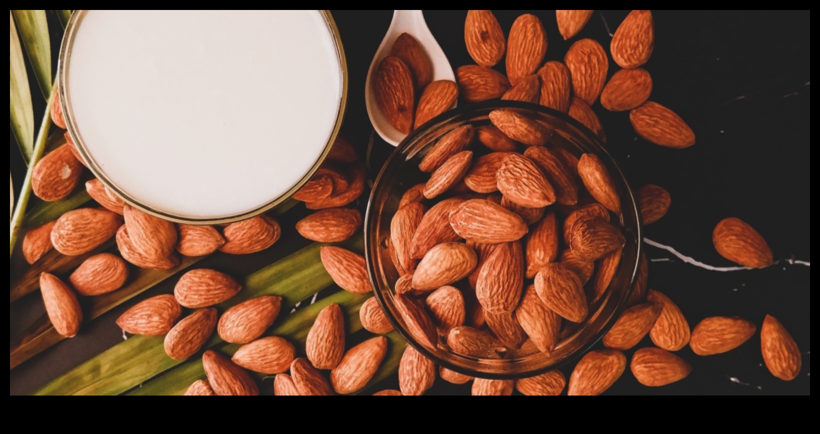 Rīta prieks: sāciet savu dienu ar mandeļu piena barojošo spēku