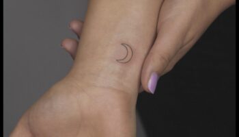 Whispering Ink: personīgi stāsti, kas veidoti valdzinošos plaukstu locītavas tetovējumos