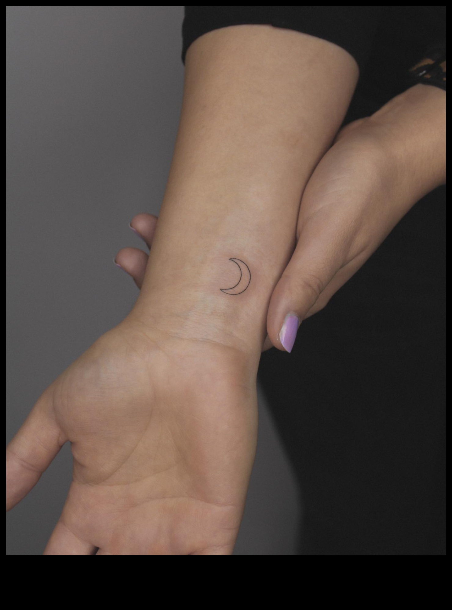 Čukstoši tintes plaukstas tetovējumi, kas stāsta jūsu stāstu 1 Whispering Ink: personīgi stāsti, kas veidoti valdzinošos plaukstu locītavas tetovējumos