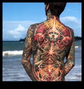 Episki foni: Muguras tetovējumu hronikas varenības atklāšana