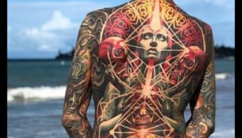 Episki foni: Muguras tetovējumu hronikas varenības atklāšana