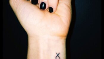 Tintes iespaidi: mazi tetovējumi plaukstas locītavā ar lielām nozīmēm