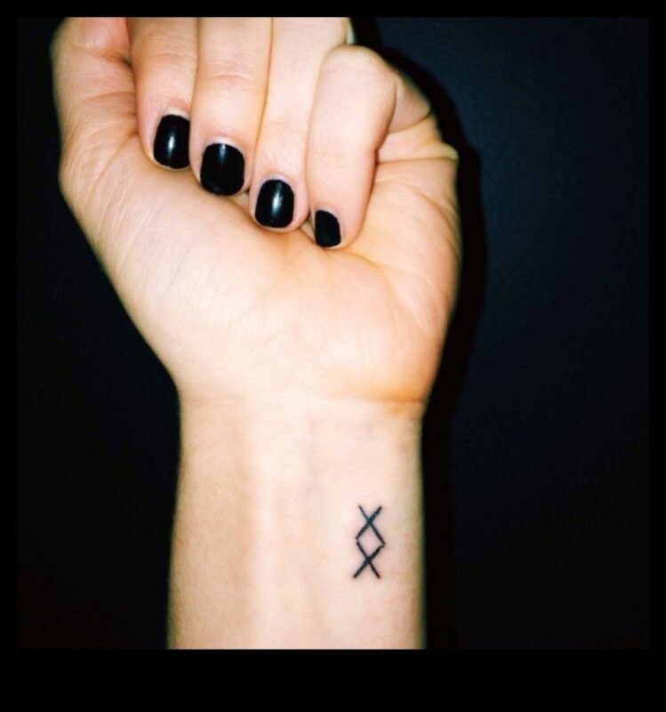 Tintes iespaidi: mazi tetovējumi plaukstas locītavā ar lielām nozīmēm