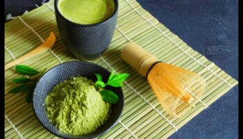 Zaļās tējas pagriezieni: Matcha burvju iekļaušana savā smūtija rituālā